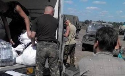 Załadunek darów na ciężarówkę