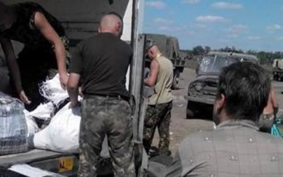 Załadunek darów na ciężarówkę