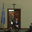 To, co można byłoby osiągnąć, usuwając krzyż z sali obrad, jest mniej warte niż straty, jakie czynno