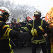Paryż: Strażacy podczas protestu dokonali samopodpalenia