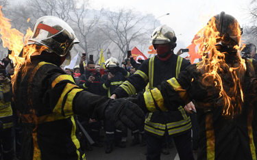Paryż: Strażacy podczas protestu dokonali samopodpalenia