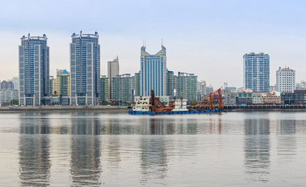 Do kradzieży miało dojść w mieście Dandong. Na zdjęciu: panorama Dandong uchwycona z rzeki Yalu Jian