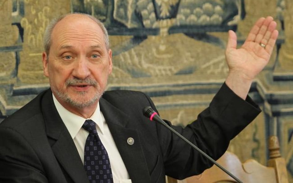 Macierewicz: prokuratorzy działali świadomie na szkodę śledztwa dot. Smoleńska