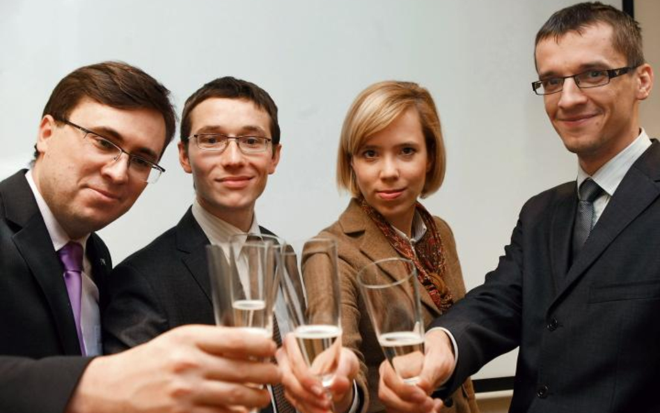 Noworoczny toast zwycięzców naszego rankingu analityków makroekonomicznych. Ich prognozy na przyszły