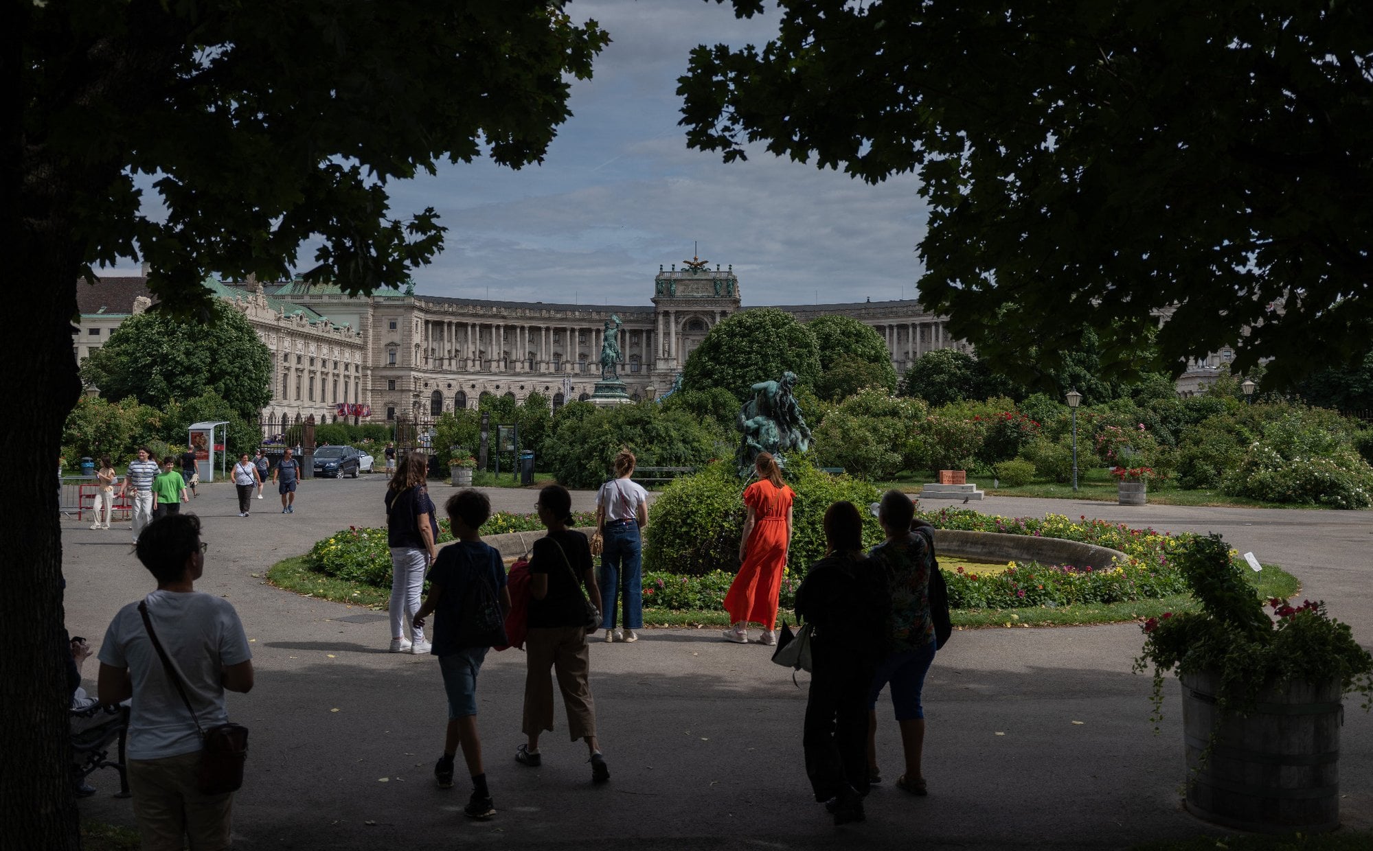 Austriacy chcą dochodu podstawowego w UE. „Zanim AI zabierze miejsca pracy"