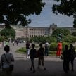 Ludzie spacerują po Volksgarten między Burg Theater a pałacem Hofburg w Wiedniu