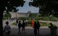 Ludzie spacerują po Volksgarten między Burg Theater a pałacem Hofburg w Wiedniu