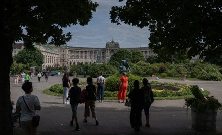 Ludzie spacerują po Volksgarten między Burg Theater a pałacem Hofburg w Wiedniu