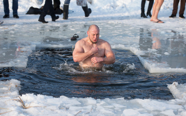 W Rosji obawy przed tradycyjnymi lodowymi kąpielami
