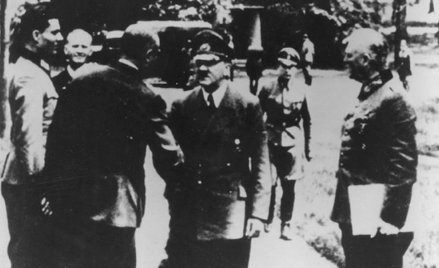 W Wilczym Szańcu na pięć dni przed puczem 15 lipca 1944 r. Stauffenberg po lewej