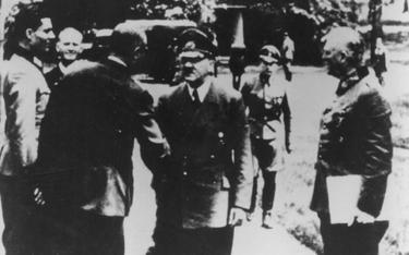 W Wilczym Szańcu na pięć dni przed puczem 15 lipca 1944 r. Stauffenberg po lewej