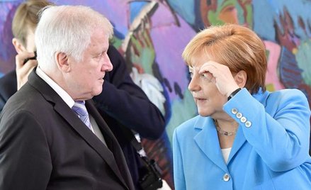 Kanclerz Angela Merkel i odpowiedzialny za politykę imigracyjną szef MSW Horst Seehofer