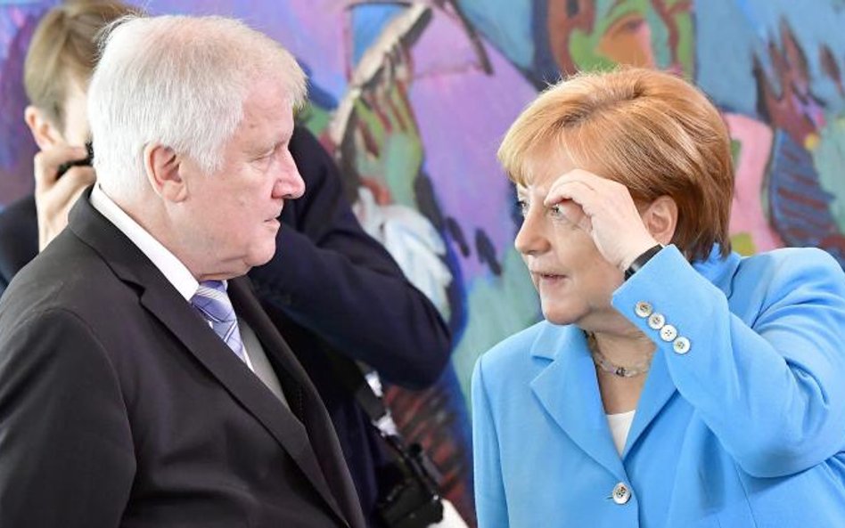 Kanclerz Angela Merkel i odpowiedzialny za politykę imigracyjną szef MSW Horst Seehofer