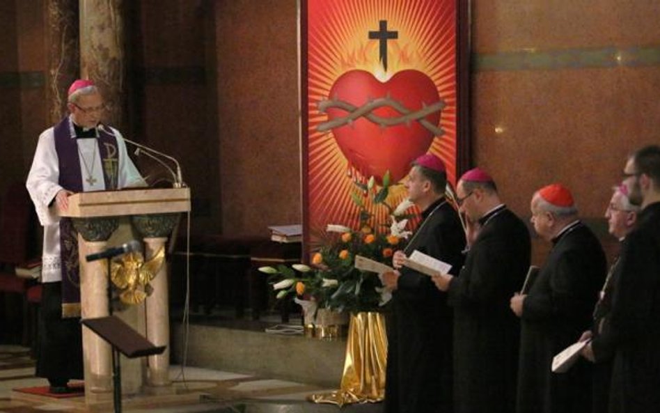 Liturgii pokutnej przewodniczył w Krakowie bp Piotr Libera (z lewej). W homilii mówił m.in., że częś