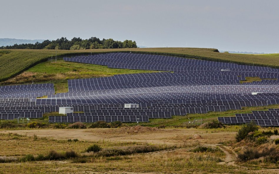 Kilkanaście GW mocy w nowych farmach fotowoltaicznych ma powstać do 2030 r. Furtka prawna umożliwi f