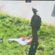 Żołnierz w obwodzie kurskim stoi na zerwanej rosyjskiej fladze