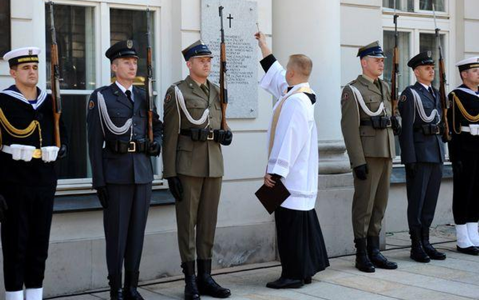 Tablica i krzyż przed Pałacem Prezydenckim