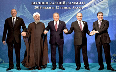 Prezydenci Azerbejdżanu, Iranu, Kazachstanu, Rosji i Turkmenistanu po podpisaniu konwencji o Morzu K