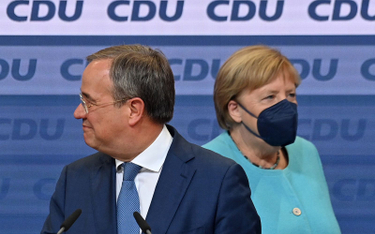 To, że Armin Laschet (z lewej) nie będzie następcą Angeli Merkel (z prawej) na stanowisku kanclerza,