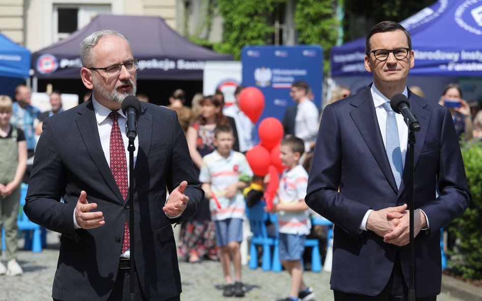 Premier Mateusz Morawiecki i minister zdrowia Adam Niedzielski na konferencji prasowej ws. bezpłatny