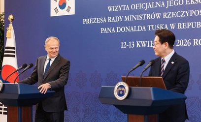 Premier Donald Tusk (L) i prezydent Republiki Korei Południowej Lee Jae Myung (P) podczas oświadczen