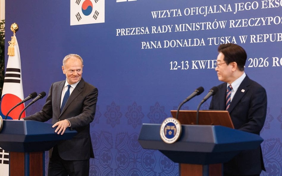 Premier Donald Tusk (L) i prezydent Republiki Korei Południowej Lee Jae Myung (P) podczas oświadczen