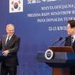Premier Donald Tusk (L) i prezydent Republiki Korei Południowej Lee Jae Myung (P) podczas oświadczen
