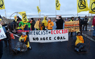 Wielka Brytania: Przebrani za kanarki protestowali przed kopalną węgla