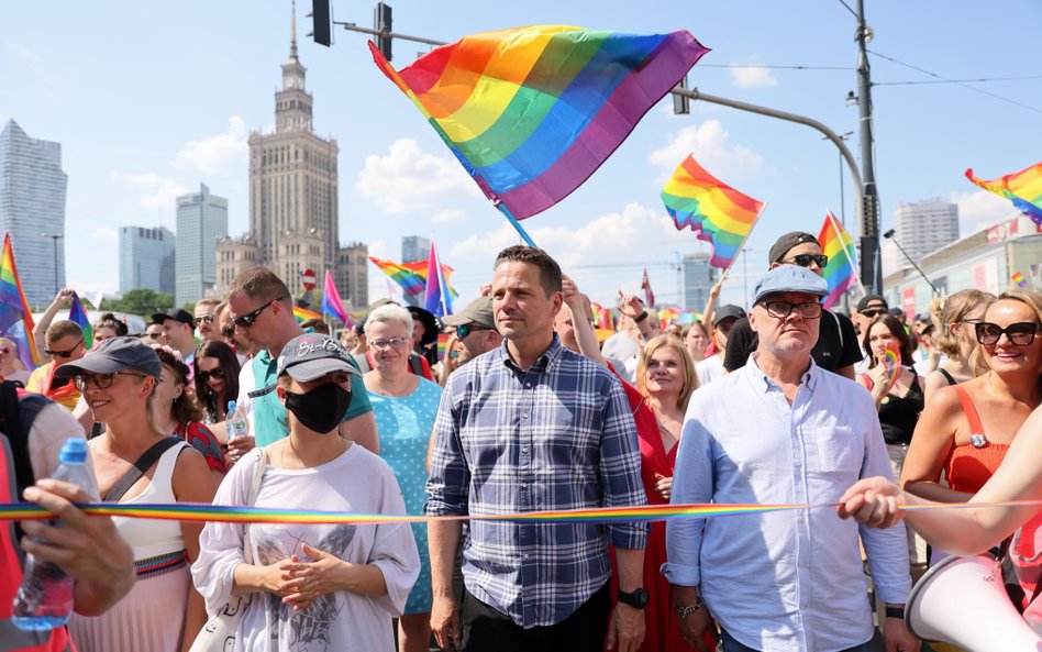 Prezydent stolicy Rafał Trzaskowski podczas XX Parady Równości w centrum Warszawy