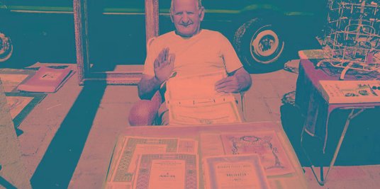 Ryszard Kowalczuk (1930–2015) co niedziela na jarmarku staroci zachęcał do kolekcjonowania zabytkowy