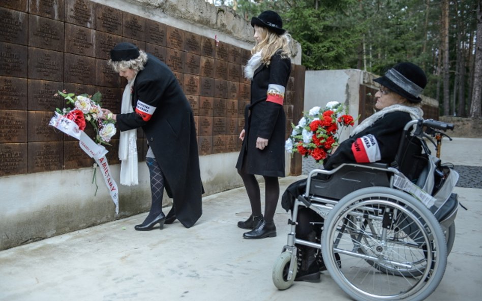 Rodzina zamordowanego w Katyniu Kapitana Henryka Tadeusza Narożanskiego, córka Jadwiga Krzyształowic