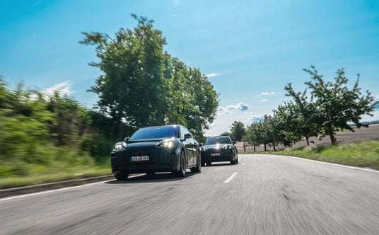 Zamaskowane prototypy elektrycznego Porsche Cayenne