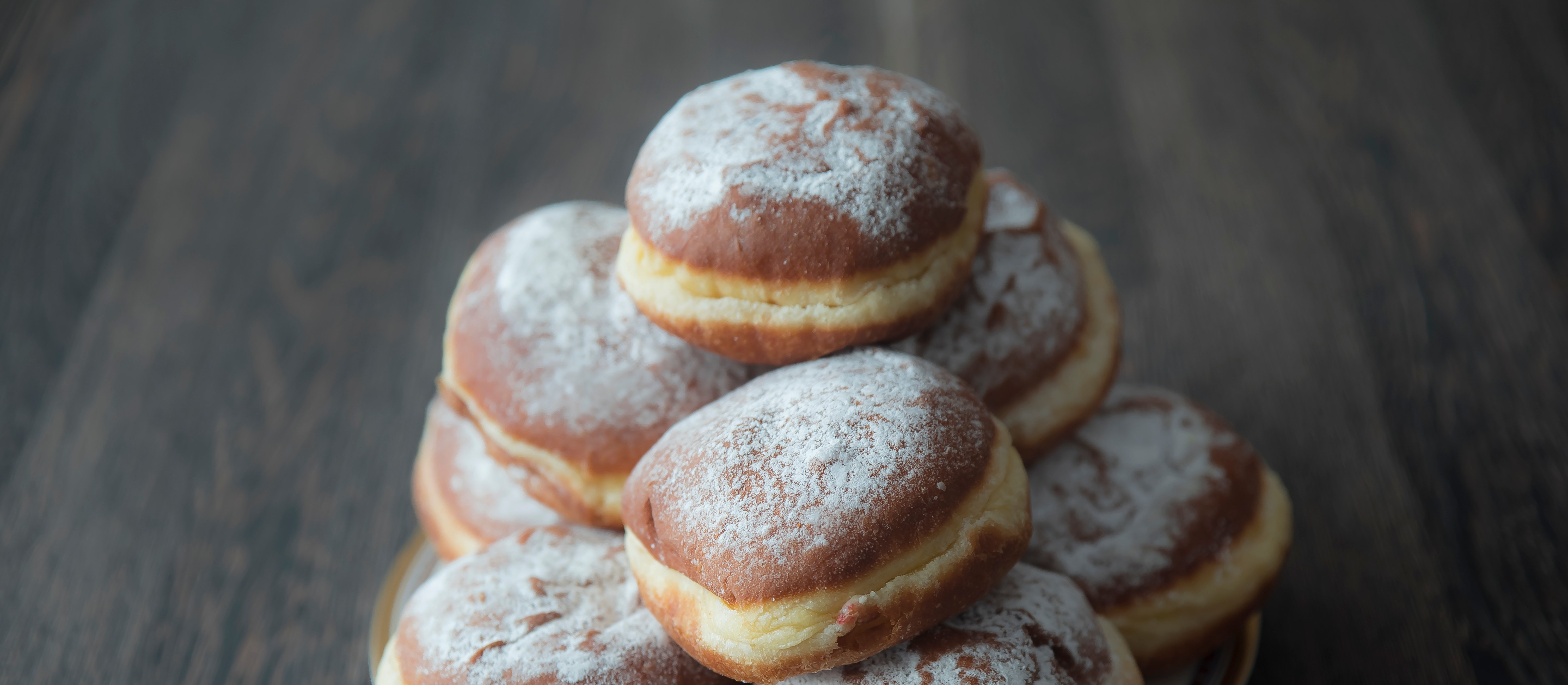Prawie wszyscy Polacy jedzą pączki w tłusty czwartek. Nadwyżki lądują w koszu
