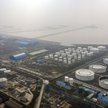Magazyn ropy naftowej i petrochemii na przedmieściach Szanghaju w Chinach