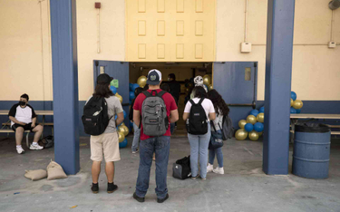 Uczniowie liceum w Los Angeles w kolejce do punktu szczepień