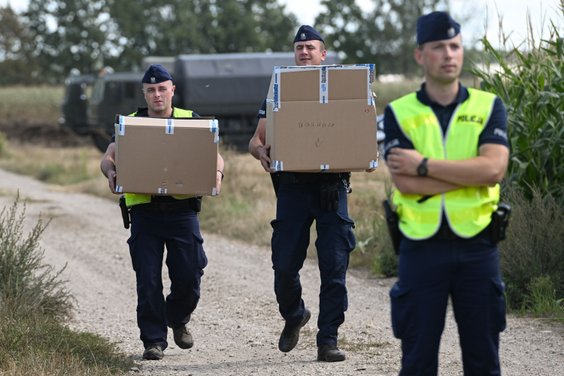 Służby zabiezpieczają teren pola kukurydzy w miejscowości Osiny, na które spadł dron