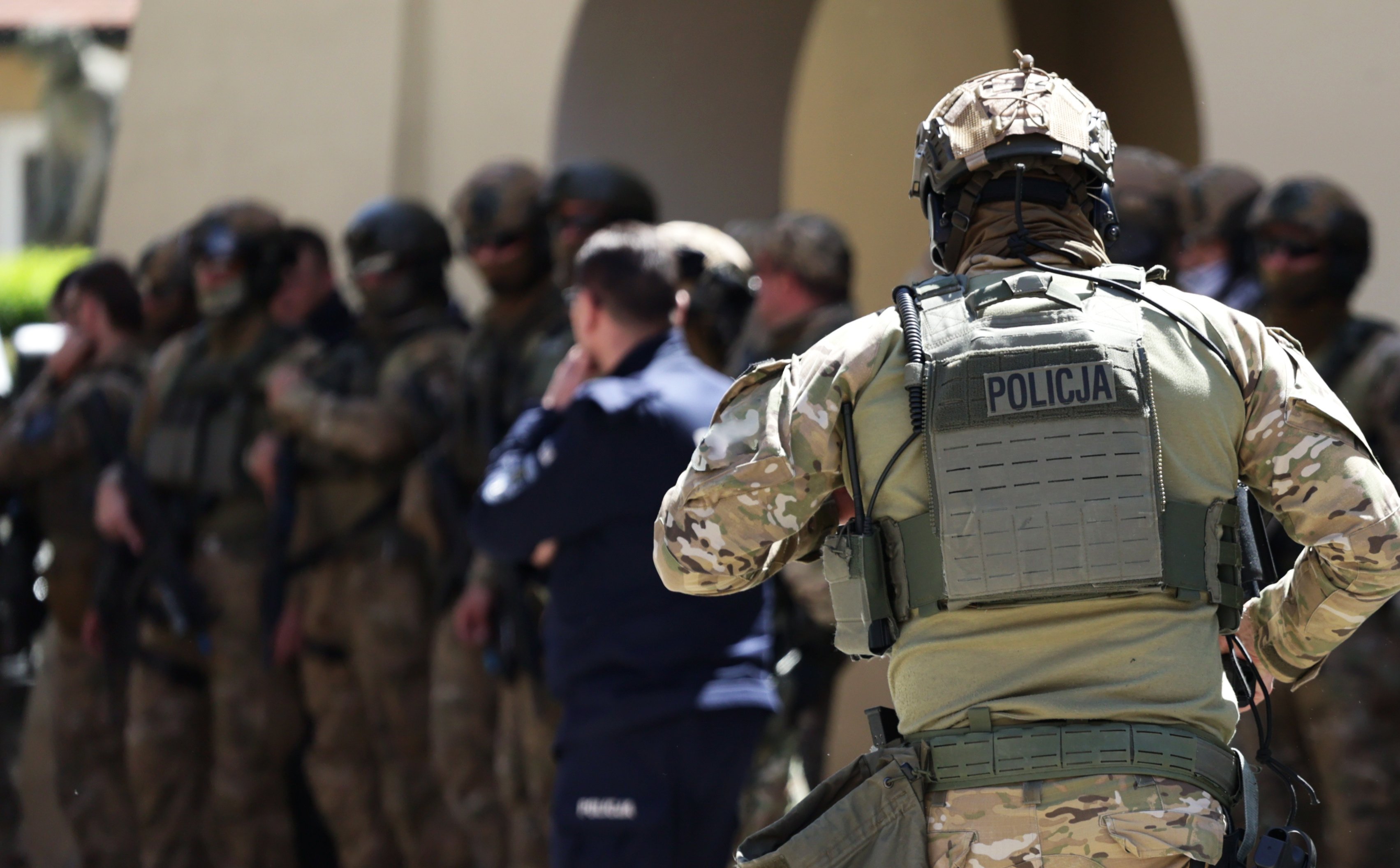 Akcja antyterrorystów w Krakowie. Mężczyzna z niebezpiecznym narzędziem zabarykadował się w mieszkaniu