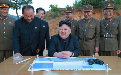 Przywódca Korei Północnej Kim Dzong Un w towarzystwie wojskowych
