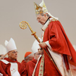 Kardynał George Pell w czasie przygotowań do mszy w Sydney, 2008 rok.
