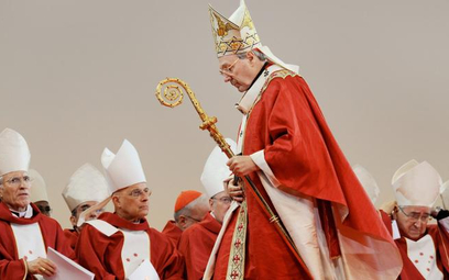 Kardynał George Pell w czasie przygotowań do mszy w Sydney, 2008 rok.