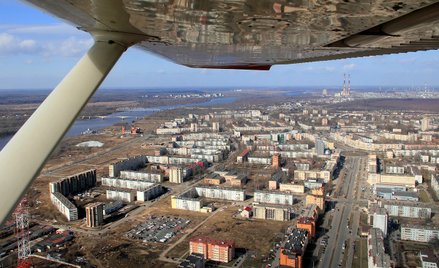 Widok na miasteczko Kirishi w obwodzie leningradzkim i rafinerię należącą do Surgutneftegaz