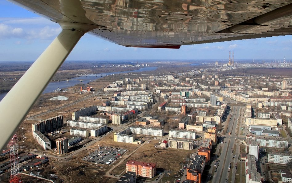 Widok na miasteczko Kirishi w obwodzie leningradzkim i rafinerię należącą do Surgutneftegaz