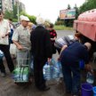 Korzystając z przerwy w wlkach mieszkańcy Kramatorska ustawiaja się w kolejce po wodę z beczkowozu