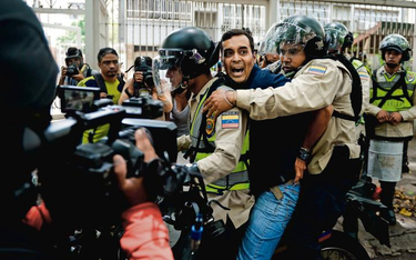 Opozycja w sandwiczu policyjnym: protesty przeciw rządom wenezuelskiego prezydenta Nicolása Madury p