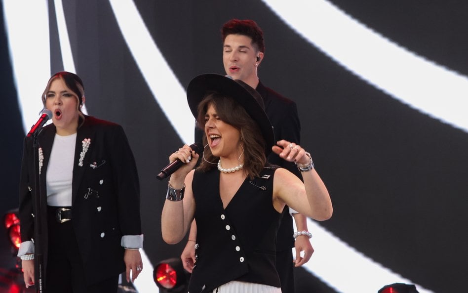 Ania Iwanek podczas koncertu "Premiery" w drugim dniu 62. Krajowego Festiwalu Polskiej Piosenki w Op