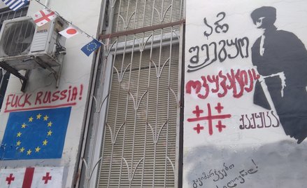 Takie graffiti można zobaczyć na murach domów w centrum Tbilisi. Przypominają one o niedawnych antyr