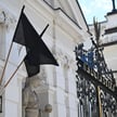 Czarne flagi przed wejściem do Kampusu Głównego UW w Warszawie