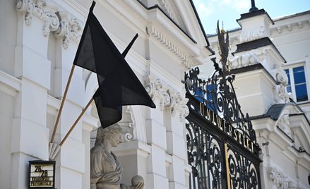 Czarne flagi przed wejściem do Kampusu Głównego UW w Warszawie