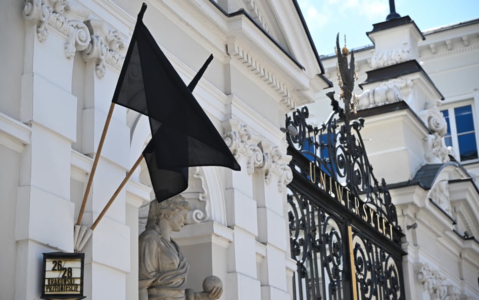 Czarne flagi przed wejściem do Kampusu Głównego UW w Warszawie