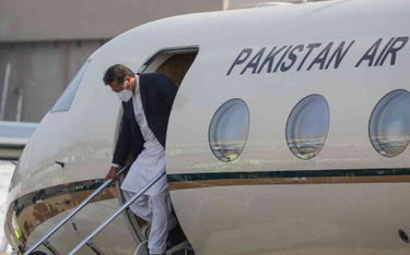 Premier Pakistanu, Imran Khan, wysiada z samolotu